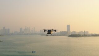 中国Aridgeが「世界初の飛行車工場」を稼働 量産フェーズに入った空飛ぶクルマと低空経済の行方